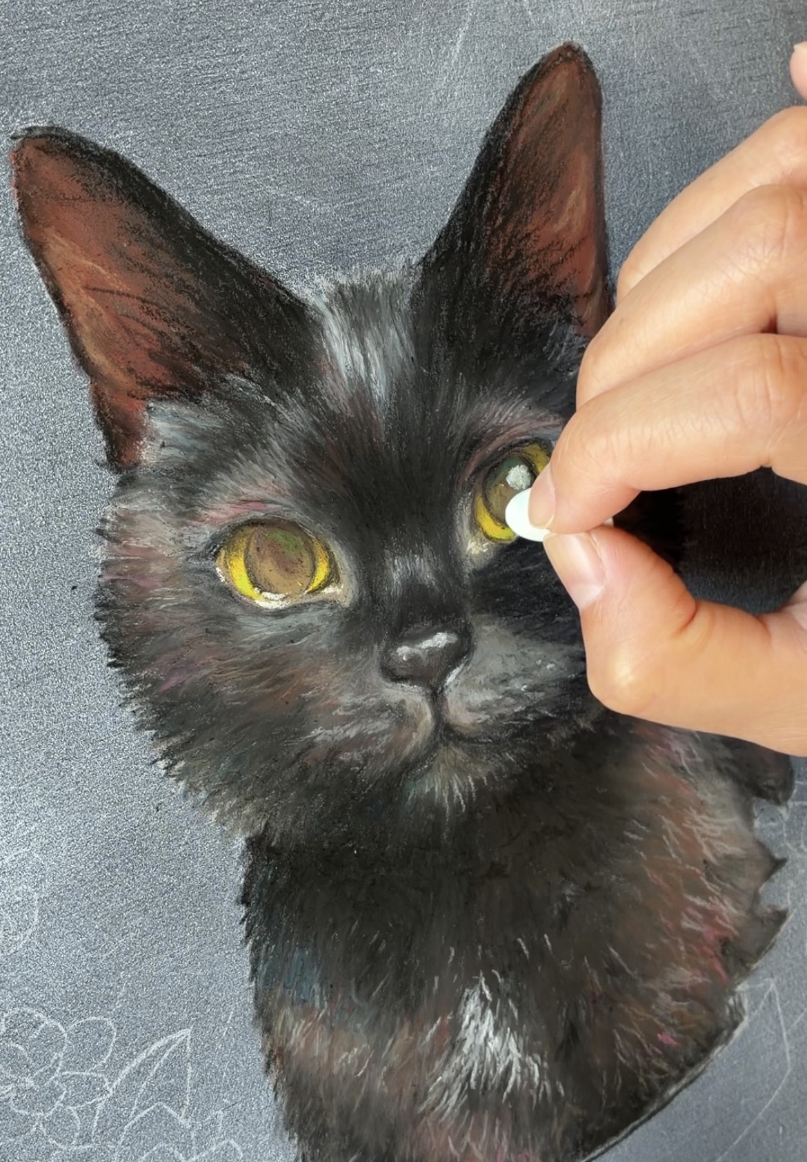 制作中の手元（黒猫のチョークアート）
